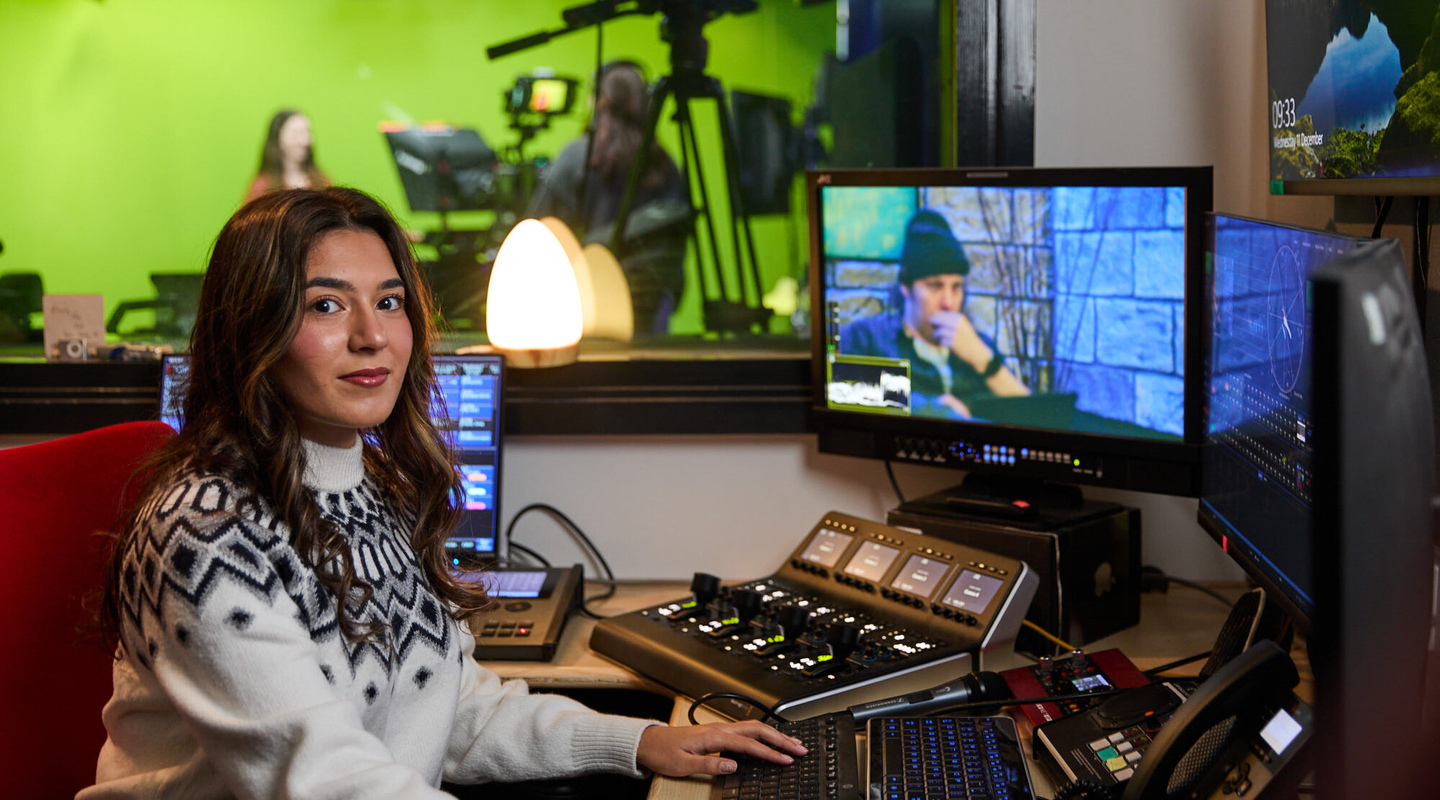 Student in journalism studio 1440x800